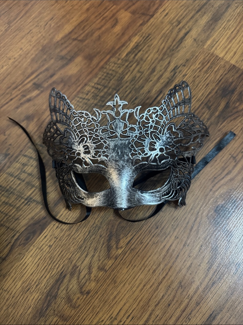 Lace Filigree Cat Eye Masquerade Mask in Antique Silver / Bronze